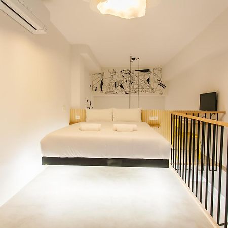 Appartement Guernica Luxury Duplex - Location, Light, And Art à Madrid Extérieur photo