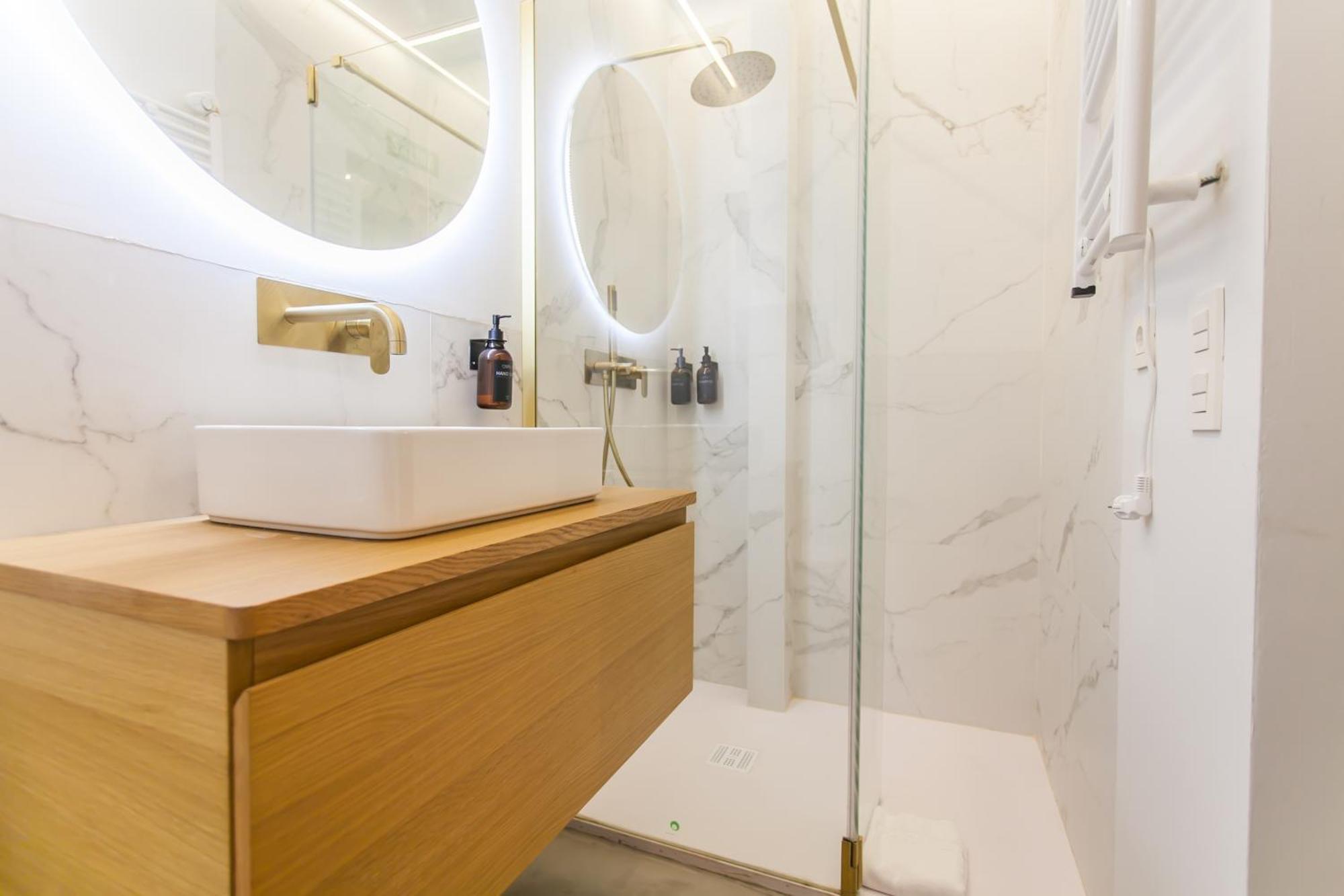 Appartement Guernica Luxury Duplex - Location, Light, And Art à Madrid Extérieur photo